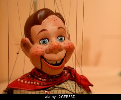 New York, New York, USA. 18th Aug, 2021. A view of the HOWDY DOODY puppet at the set part of the exhibit 'Puppets of New York' held at The Museum of City of New York. The exhibit explores ways puppets are used including the set, the stage and the street. (Credit Image: © Nancy Kaszerman/ZUMA Press Wire) - Stock Image